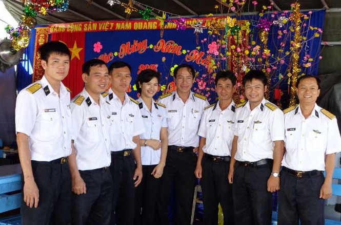 Lữ đoàn tàu không số đón xuân Lữ đoàn tàu không số đón xuân