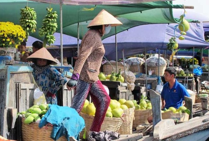 Chợ nổi bán đủ loại hoa quả ngày Tết Chợ nổi bán đủ loại hoa quả ngày Tết