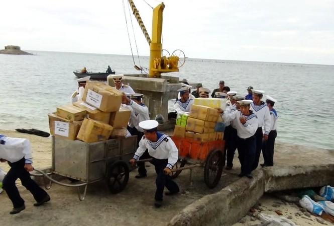 Dự thi ảnh: Xuân về trên đảo quê hương Chuyển quà Tết vào đảo Sơn Ca. Ảnh: Mai Thắng.