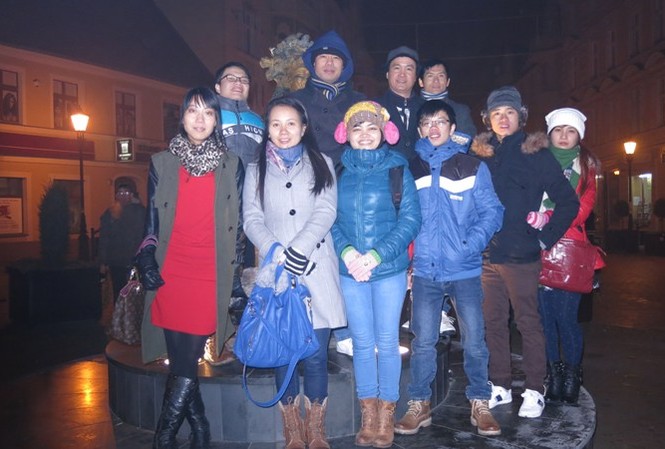 Du học sinh Ba Lan đón năm mới 2014 Anh Nguyễn Thành Vinh (mũ xanh, ở giữa, hàng trên) chụp ảnh cùng bạn bè đêm giao thừa (31/12/2013)