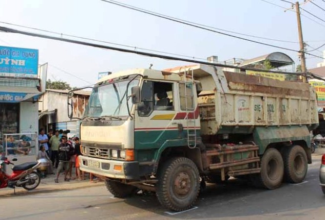 Người đàn ông chết thảm dưới bánh xe ben Hiện trường vụ tai nạn.