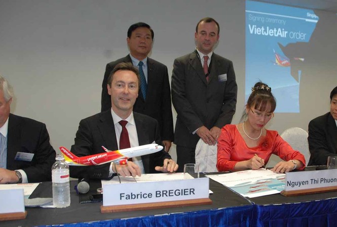 VietJetAir chi 9,1 tỷ USD sắm hơn 100 máy bay Bộ trưởng GTVT Đinh La Thăng chứng kiến lễ ký hợp đồng giữa VietJetAir và Airbus.