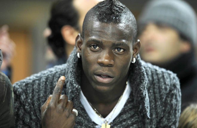 Nổi cơn điên, Balotelli 'tẩn' paparazzi Một trong những hình ảnh thường thấy của Balotelli ở hộp đêm.