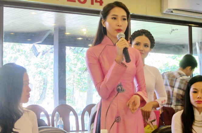 Hoa hậu Đặng Thu Thảo quảng bá áo dài Việt Nam Hoa hậu Đặng Thu Thảo quảng bá áo dài Việt Nam - Ảnh: Hữu Vinh