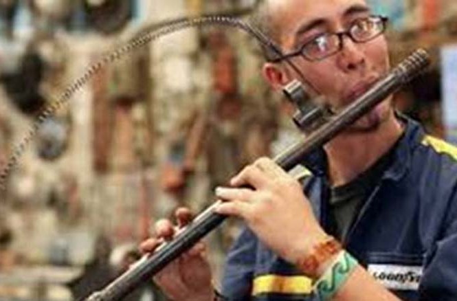 Người “hóa kiếp” súng đạn thành… nhạc cụ Nghệ sĩ Pedro Reyes đang độc tấu giai điệu "giã từ vũ khí" bằng cây sáo "nòng súng" AK-47.