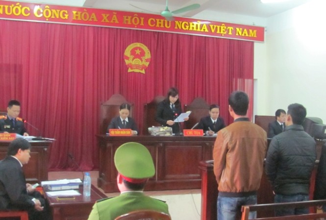 Phạt tù các cựu cảnh sát trấn gái mại dâm Các bị cáo nghe HĐXX tuyên án. Ảnh: Duy Chiến.