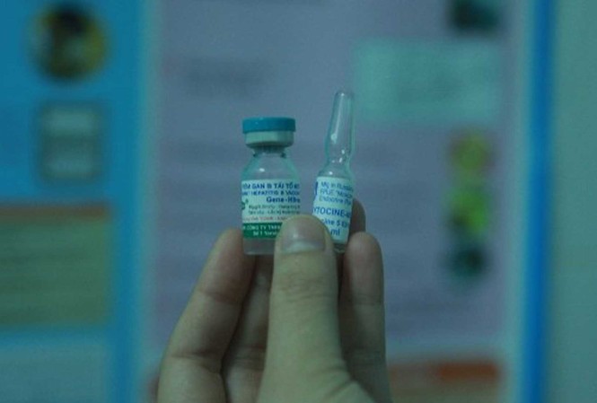 Y tá thú nhận tiêm nhầm vaccine bằng thuốc gây mê Lọ vaccine (bên trái) và lọ thuốc gây mê Esmeron có hình dạng và quy cách hoàn toàn khác nhau nhưng vẫn bị nhầm lẫn? Ảnh: Hưng Thơ.