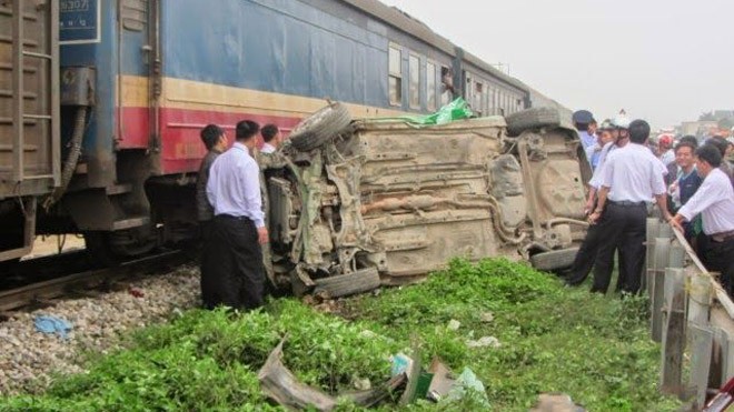 Cố băng qua đường sắt, taxi bị tàu hỏa đâm nát Vụ tại nạn xảy ra vào sáng sớm.