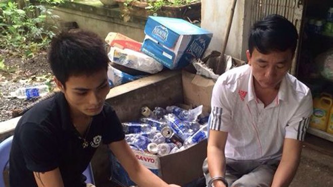 Chạy quá tốc độ, còn mang ma túy và vũ khí lạnh Hai đối tượng tại thời điểm bị bắt. Ảnh: VOV giao thông