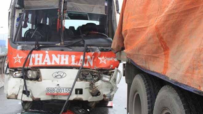 Nam thanh niên chết thảm dưới bánh xe khách Hiện trường vụ tai nạn.