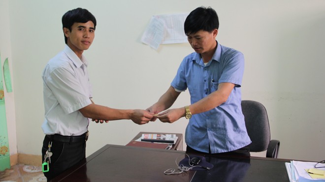 Nhặt được vòng vàng, Phó Bí thư Đoàn tìm người đánh rơi Anh Thành bàn giao chiếc vòng vàng cho chính quyền xã Cẩm Vịnh để tìm chủ nhân.