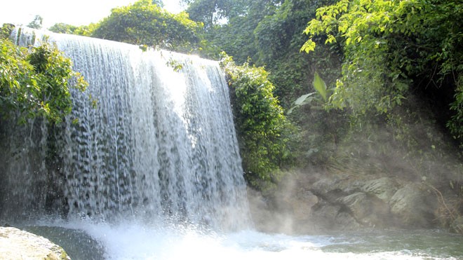 Về Ba Vì nghe kể ‘Huyền thoại Khoang Xanh’ Khoang Xanh - Suối Tiên với quang cảnh hùng vĩ thơ mộng.