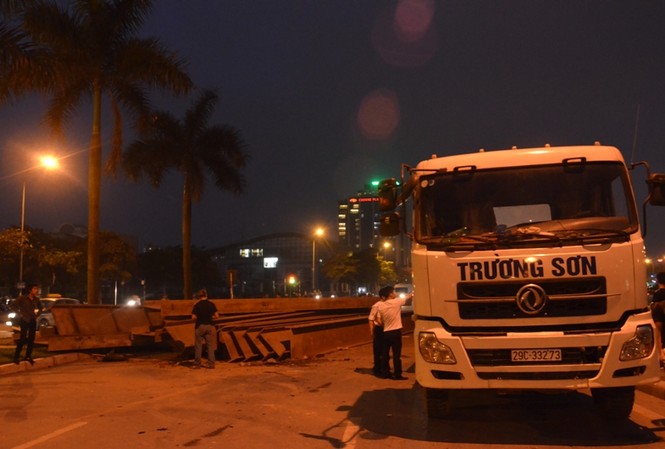 Container vào cua, hàng chục tấn thép đổ xuống đường Hàng chục tấn sắt thép đổ chắn hết lòng đường.