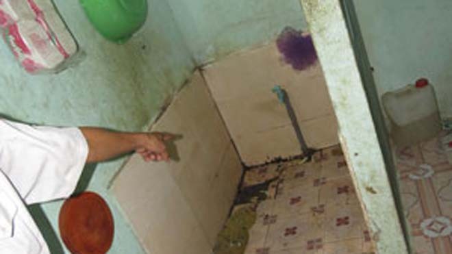 Nghi can “bóp cổ vợ chết” trong đêm ra đầu thú Phòng tắm, nơi người thân phát hiện xác chị Bé.