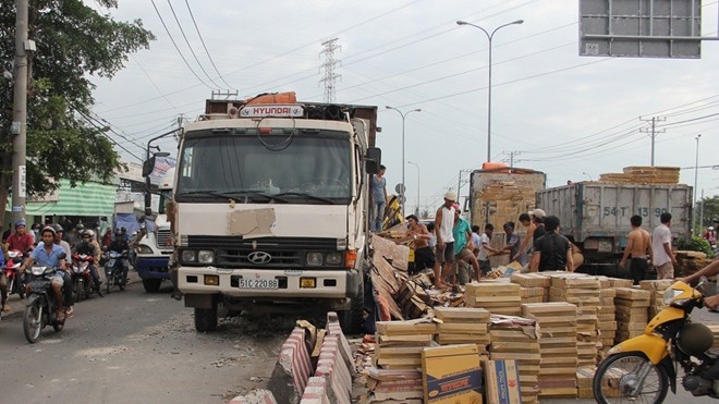 Xe tải tông dải phân cách, gạch men đổ tràn trên đường Xe tải gặp nạn, gạch văng ra đường
