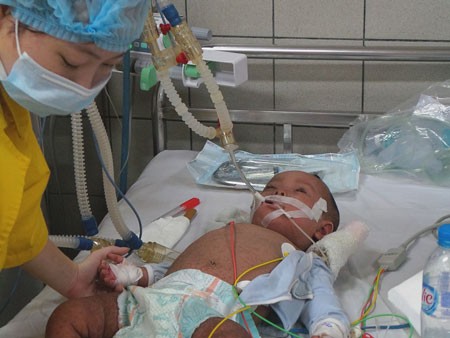 Bác sĩ bật khóc cùng thân nhân bệnh nhi mắc sởi Những đớn đau của bệnh nhân, người nhà bệnh nhân cũng khiến các bác sĩ quặn thắt nỗi đau. Ảnh: H.Hải.