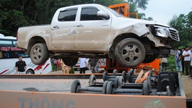 Tông thẳng CSGT, tài xế vứt xe biển số nước ngoài bỏ trốn vào rừng Chiếc xe mang biển kiểm soát Lào liên tiếp vượt các trạm kiểm soát trên đường Hồ Chí Minh trước khi đâm vào xe CSGT Công an Thanh Hóa - Ảnh: Tr.Đại.
