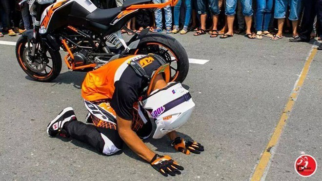 Tay đua mô tô Malaysia vái lạy khán giả Việt Nam Tay đua mô tô Malaysia vái lạy khán giả Việt Nam