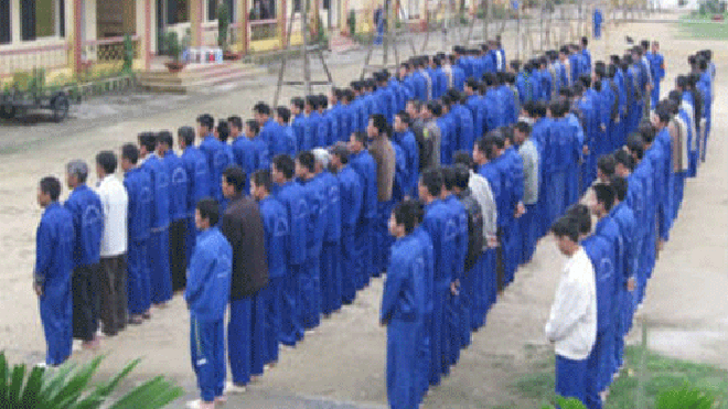 45 con nghiện khống chế cán bộ, phá tường rào trốn trại 45 con nghiện khống chế cán bộ, phá tường rào trốn trại