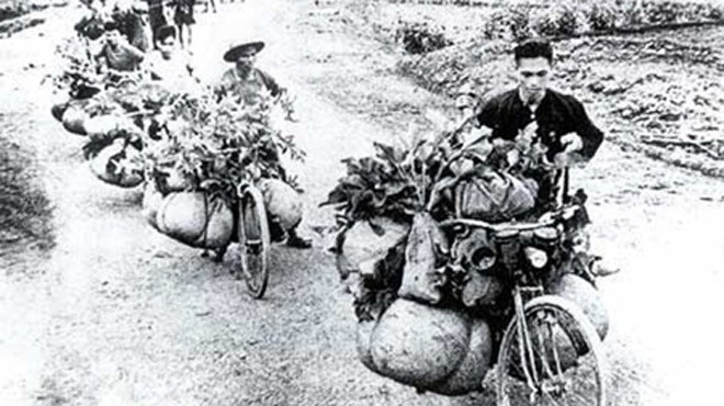 Mặt trận Liên Việt và đóng góp to lớn của nhân dân cho Chiến thắng Điện Biên Phủ Những "chú ngựa sắt" vận chuyển hàng trong chiến dịch Điện Biên Phủ. Ảnh tư liệu.