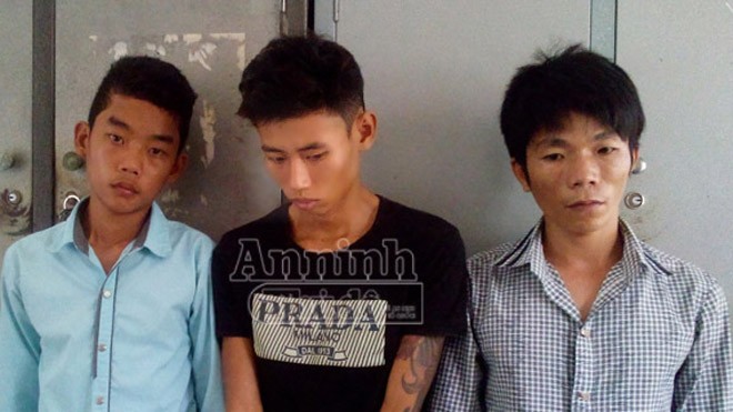 Thuê ô tô đi... trộm bò Các đối tượng (từ trái qua) Lê Anh Hào, Lâm Huỳnh Thiện và Nguyễn Song Trần Tiểu Đệ
