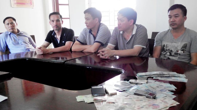 Bắt năm đối tượng đánh bạc trong khách sạn, thu 120 triệu đồng Các đối tượng và tang vật vụ án tại cơ quan công an.
