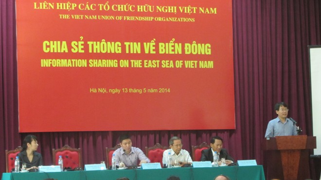 Chính quyền Trung Quốc lừa dối thế giới Các học giả, nhà nghiên cứu phân tích và cung cấp thông tin về tình hình biển Đông hiện nay với đại diện nhiều NGO tại Việt Nam. Ảnh: Trúc Quỳnh.