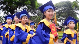 Học sinh mầm non mặc áo cử nhân nhận bằng tốt nghiệp Học sinh mầm non mặc áo cử nhân nhận bằng tốt nghiệp