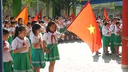 Xúc động hình ảnh học sinh xếp hình bản đồ Việt Nam Đây là buổi lễ chào cờ đặc biệt nhất của trường từ trước đến nay.