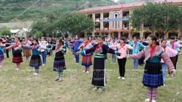 Lập trang trại trong trường học để cải thiện bữa ăn học sinh Giờ thể dục của học sinh Lào Cai. (Ảnh: Quý Trung/TTXVN).