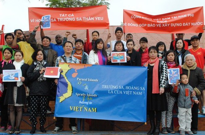 Người Việt tại Nam Phi hướng về Hoàng Sa, Trường Sa Cộng đồng người Việt tại Nam Phi míttinh kỷ niệm sinh nhật lần thứ 124 của Bác Hồ và hướng về Hoàng Sa, Trường Sa. (Ảnh: Minh Đức/Vietnam+)
