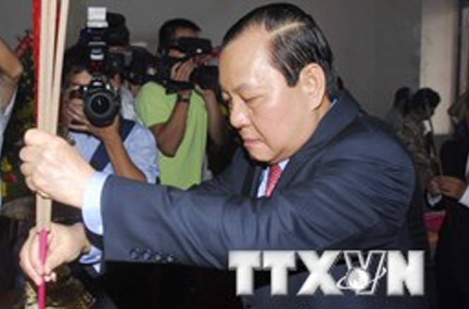 Dâng hương kỷ niệm 124 năm Ngày sinh Chủ tịch Hồ Chí Minh Bí thư Thành ủy TP.HCM Lê Thanh Hải. (Ảnh: Hoàng Hải/TTXVN)