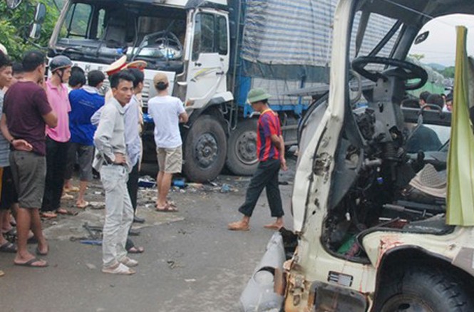 Xe khách đâm xe tải, quốc lộ tắc nghẽn Xe khách đâm xe tải, quốc lộ tắc nghẽn