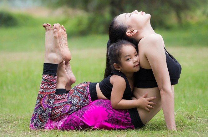 Ngắm Trà Ngọc Hằng tập yoga cùng cháu gái đáng yêu Ngắm Trà Ngọc Hằng tập yoga cùng cháu gái đáng yêu