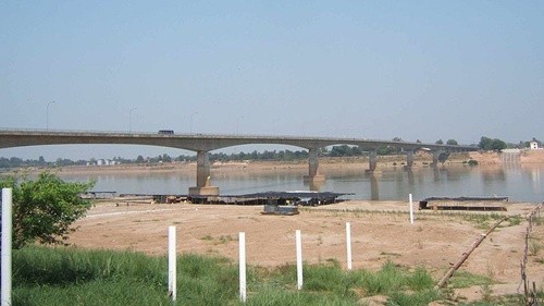 Thái Lan ngăn các lãnh đạo phe áo đỏ trốn sang Lào Cầu Hữu nghị Lào - Thái nối Viên Chăn với Nong Khai. Ảnh: Wikipedia.