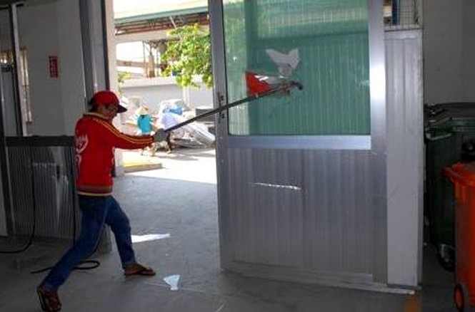 Xét xử đối tượng đầu tiên vụ lợi dụng yêu nước để trộm cắp Một đối tượng đang đập phá tài sản trong vụ gây rồi tại Bình Dương.