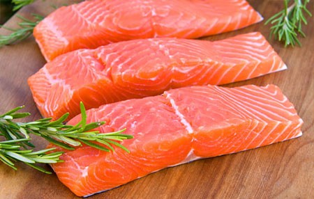 Đồ ăn dặm mẹ phải bỏ ngay khi mất điện Món cháo cá hồi của mẹ sẽ không còn khả thi nếu cá không được bảo quản lạnh quá 2 tiếng (ảnh minh họa)