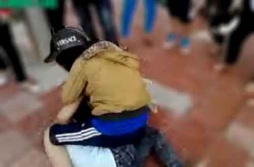 Thiếu nữ 9x 'quật ngã' chủ quán, cướp quần áo Đối tượng quật ngã chị Hà, ngồi lên người rồi bịt miệng bằng băng dán. Ảnh minh họa