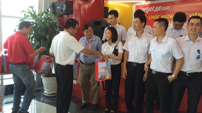 VietJet đưa học viên đi đào tạo phi công tại Mỹ Lãnh đạo VietJet chúc mừng và tặng quà cho các học viên.