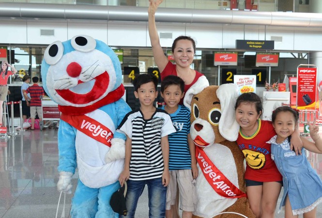 Trẻ em được tô màu, vẽ tranh trên máy bay VietJet Trẻ em được tô màu, vẽ tranh trên máy bay VietJet