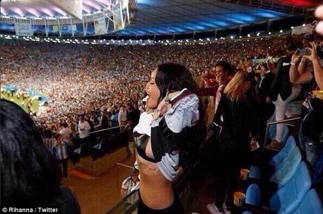 Rihanna khoe ngực ăn mừng Đức thắng Argentina Rihanna khoe ngực ăn mừng Đức thắng Argentina