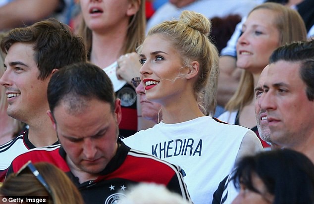 Đức thắng nhờ bạn gái Khedira mặc áo trái Đức thắng nhờ bạn gái Khedira mặc áo trái