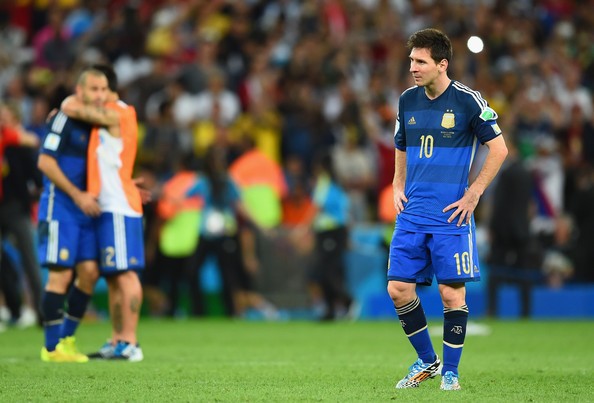 Tan giấc mộng vàng, Messi trách móc đồng đội Messi thất vọng vì các chân sút Argentina bỏ lỡ nhiều cơ hội