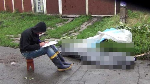 Lời kể hãi hùng của nhân chứng khi máy bay MH17 rơi Một nhân viên cứu hộ đang ghi chép lại các dữ liệu về một nạn nhân thiệt mạng trong vụ này.