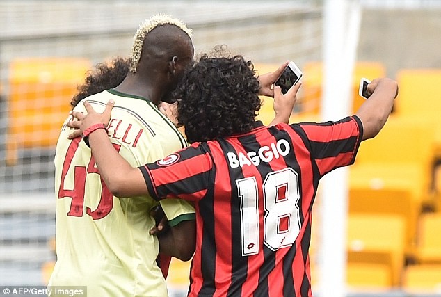 Fan cuồng lao xuống sân... 'tự sướng' với Balotelli Fan cuồng lao xuống sân... 'tự sướng' với Balotelli