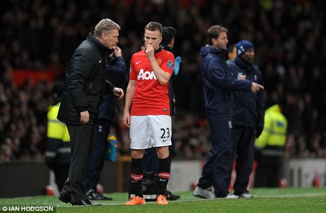 Vì băng đội trưởng, Van Gaal bị 'ném đá' tơi bời Cleverley đã khiến CĐV Man United thất vọng ở mùa giải vừa qua