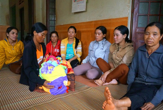 Bé sơ sinh bị bỏ trên xe công nông Chị H'Đin ẵm bé, được nhiều người đến thăm