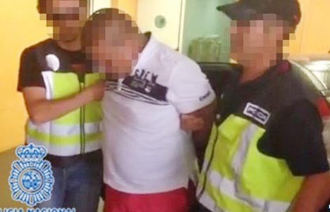 Trùm ma túy khét tiếng Colombia 'sa lưới' ở Tây Ban Nha Trùm ma túy Hernan Alonso Villa (áo trắng, ở giữa) bị cảnh sát Tây Ban Nha bắt giữ.