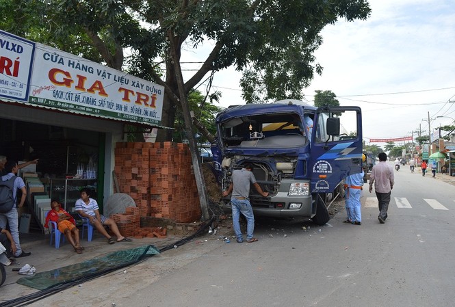 Xe bồn chở khí tông trụ điện, nhiều người hoảng hồn Hiện trường vụ tai nạn.