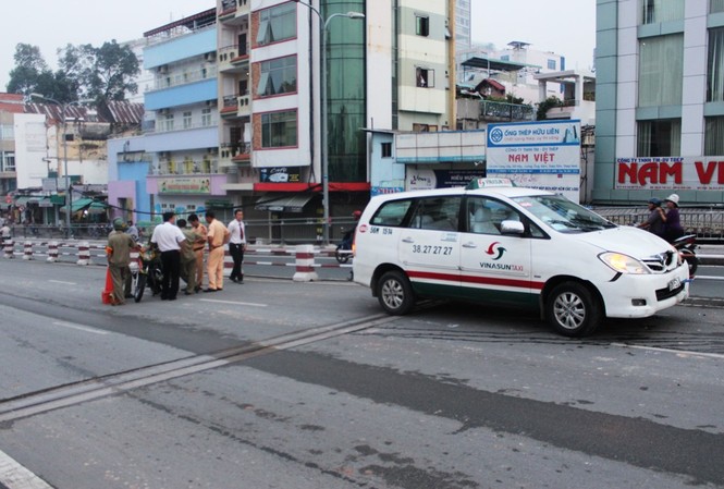 'Ma men' chạy xe máy ngược chiều, đâm thẳng vào taxi Hiện trường vụ tai nạn.